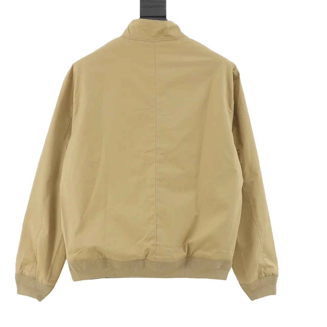 🅿️620 Ralph Lauren R23 White Lily Contract Men's Old Money Style Veteran Cadre Stand Collar Workwear Harrington Jacket Item No. RL12020 The fabric has a double-layer shin feel and is full of weight! It's not as heavy as a regular jacket, and the ordinary cotton material feels really different. This one is super comfortable, soft and stylish, and has a green plaid interior that has a retro movie fashion feel to it! The fit is loose but not baggy. The size is just right and not too picky. The dropped shoulder design modifies the shoulder shape without making it look bulky. This silhouette is a style that will never go out of style after being worn for a long time. The upper body is also very durable and recognizable. The loose and reasonable fit can be worn by both men and women, making it easy to create a clean and refreshing youthful look. The embroidery on the chest is all German Oman embroidery fiber with original data. The embroidery process is very particular. It uses Japanese Tajima machines to ensure exquisite three-dimensional embroidery. That is what I said is different from the ones on the market. Regarding the workmanship, the version is a loose version and can be used by boys and girls!! Color: Black Khaki Navy Size: M-XXL